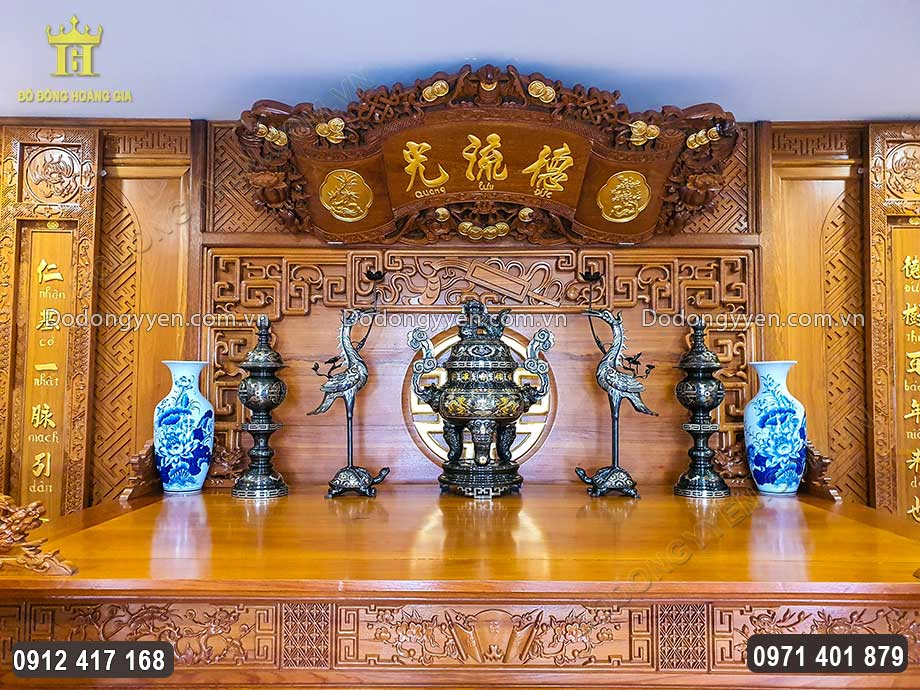 Đ&ocirc;i hạc thờ được đặt chầu hai b&ecirc;n đ&igrave;nh đồng v&ocirc; c&ugrave;ng đẹp